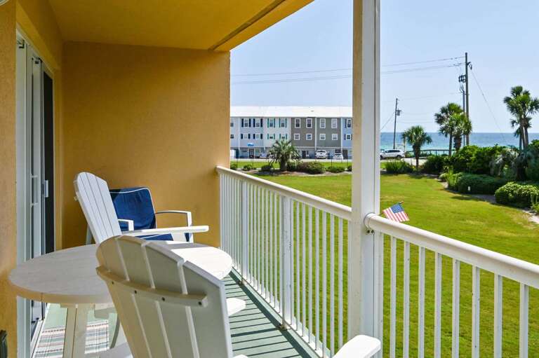 Peekaboo Gulf Views - Enjoy shaded seating with a
glimpse of turquoise just beyond the palm trees.