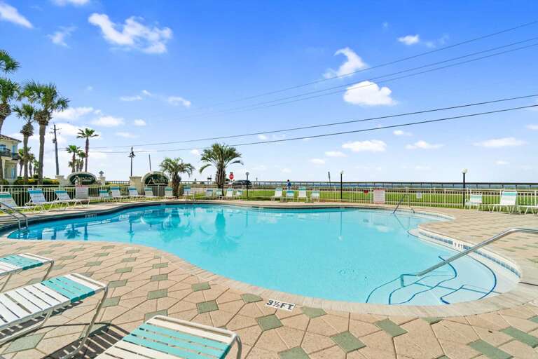 Maravilla has two pools