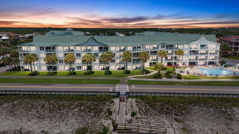 Which resorts have a beach ramp in Destin? Maravilla Resort and Avalon