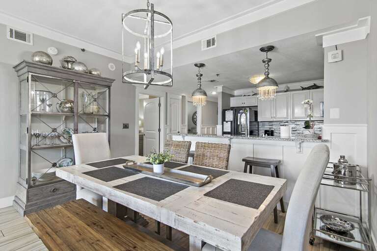 Bright, Functional Kitchen Space - Perfect for beach breakfasts and seafood dinners!