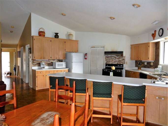 Eat-in counter top with 4 seats