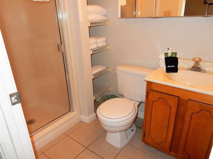 Upper level hall bath which also adjoins bedroom