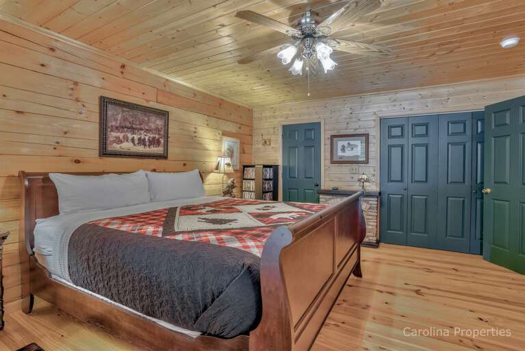 Spacious bedroom with king size bed Spacious bedroom with king size bed