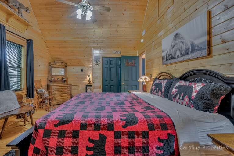 Bedroom with king size bed Bedroom with king size bed