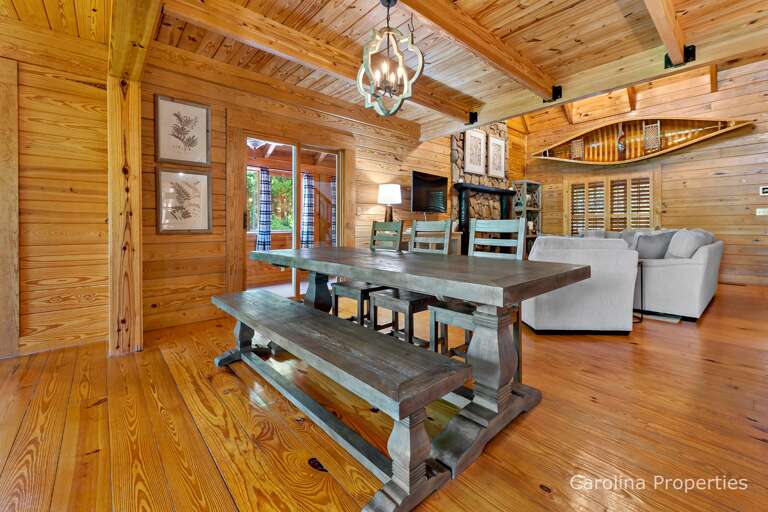 Dining area between the livingroom and kitchen