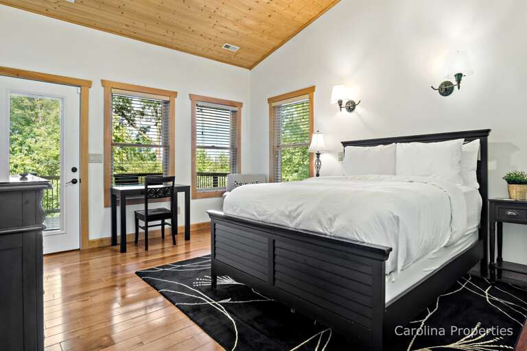 Vaulted ceilings with lots of light