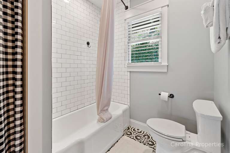 Bathroom with shower/tub combination Bathroom with shower/tub combination