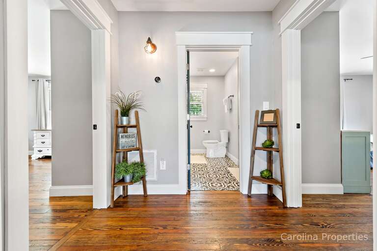 Bedroom 1 on the left, bedroom 2 on the right, bathroom in the middle Bedroom 1 on the left, bedroom 2 on the right, bathroom in the middle