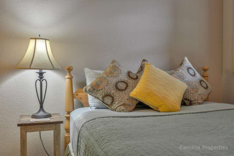 Bedroom 4 with queen size bed - lower level