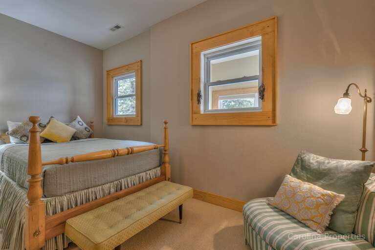 Bedroom 4 with queen size bed - lower level