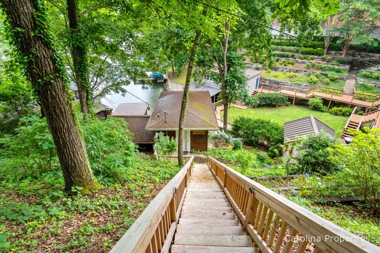 Begin your vacation with an exciting walk down to the lake front cottage