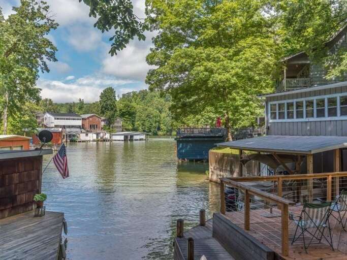 This house is right on the water in a nice, quiet little cove