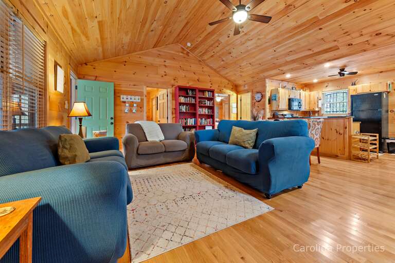 Plenty of seating in the cozy livingroom Plenty of seating in the cozy livingroom