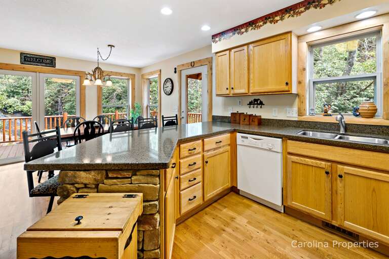 Spacious kitchen bar with seating for 4 Spacious kitchen bar with seating for 4