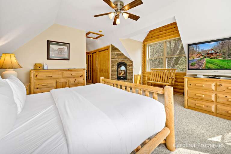 Upper level bedroom with king size bed Upper level bedroom with king size bed