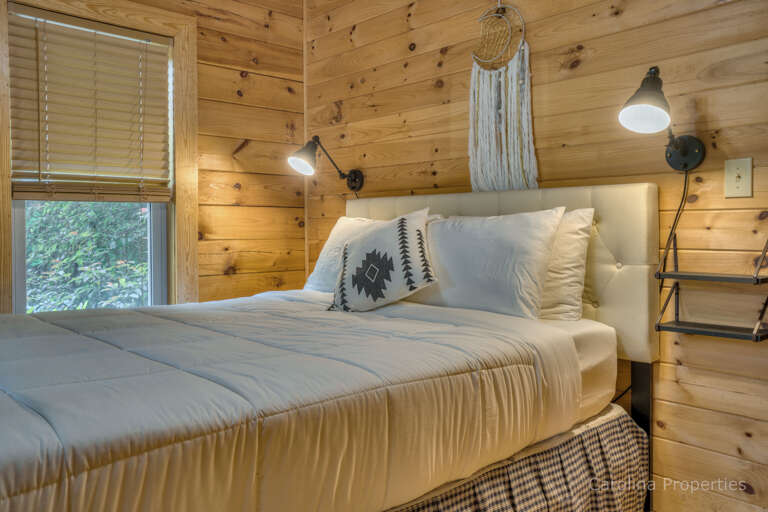 Bedroom with queen size bed Bedroom with queen size bed