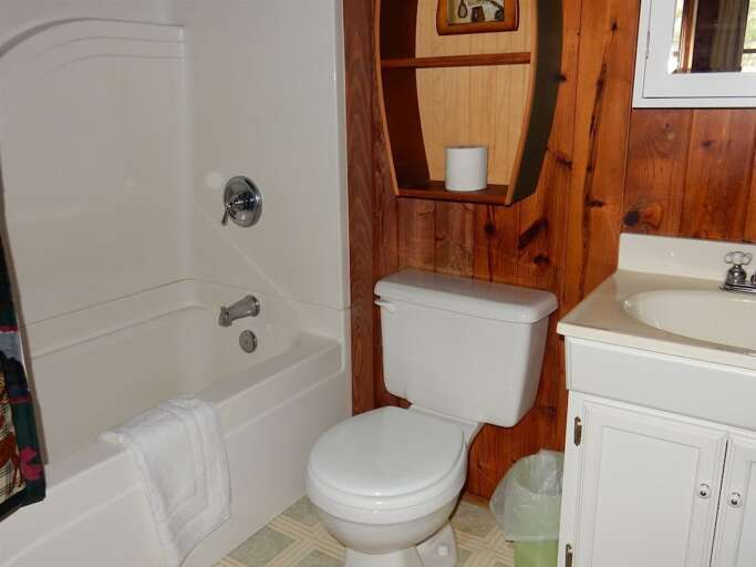 Bathroom with shower/tub combination