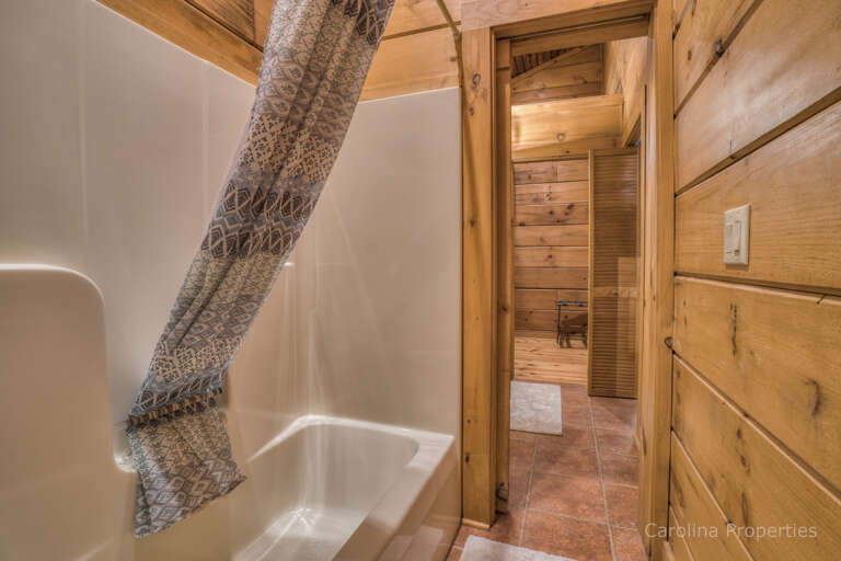 Bathtub shared between bedroom 1 and 2 in the cabin