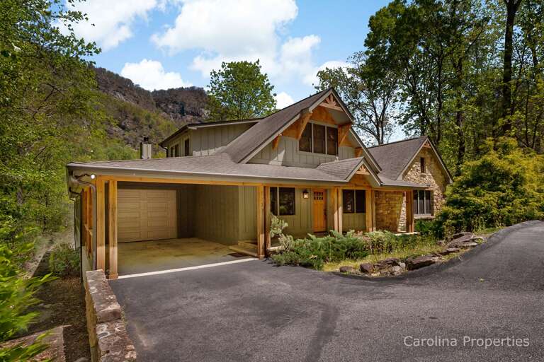The home is spacious with a maximum occupancy of 10 guests The home is spacious with a maximum occupancy of 10 guests