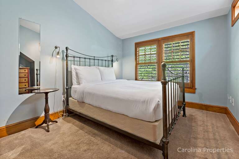 Each of the bedrooms has a queen bed Each of the bedrooms has a queen bed
