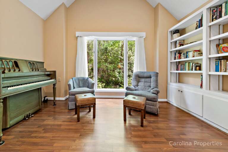 Many seating options in the living room