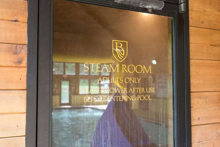 The Rumbling Bald Resort has a steam room. 