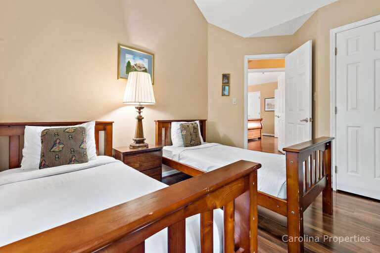 Bedroom with two twin sized beds