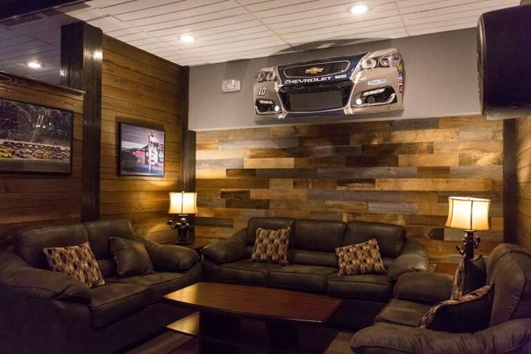 Enjoy a hand-crafted pizza or a house-ground burger at Legends on the Lake restaurant.