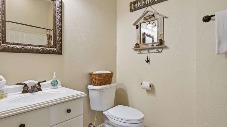 Lower level full bath located between the bedrooms