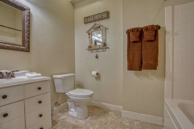 Lower level full bath located between the bedrooms