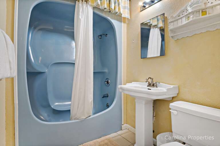 Additional view of the bathroom.