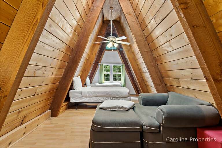 The crow`s nest has 2 twin beds.