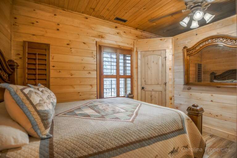 Lower level bedroom with queen size bed Lower level bedroom with queen size bed