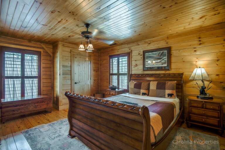 Upper level bedroom 2 with queen size bed Upper level bedroom 2 with queen size bed