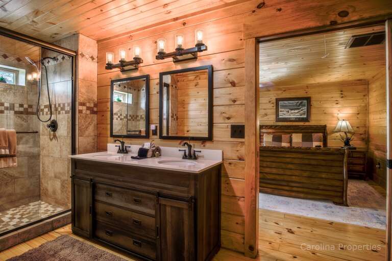 Really nice bathroom accessible between upper level bedrooms Really nice bathroom accessible between upper level bedrooms