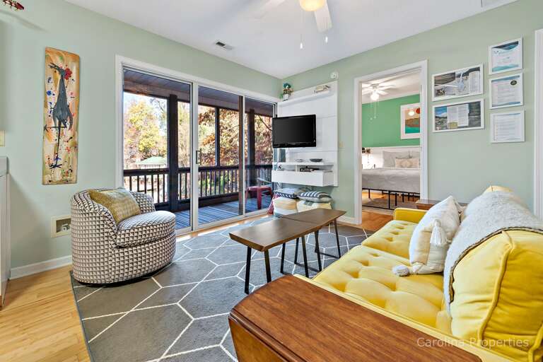 Additional view of living area