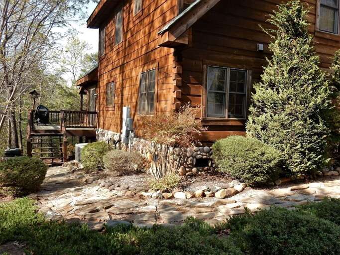 You`ll appreciate the attention to detail at this well maintained home. 