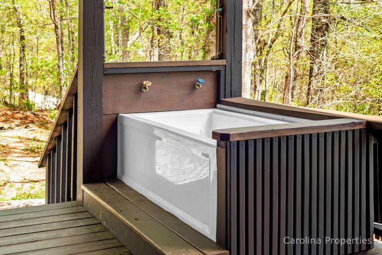 Luxurious outdoor bathtub for seasonal use