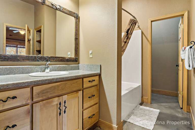 Bathroom with shower/tub combo