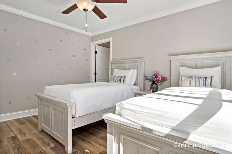 Upstairs bedroom with 2 twin beds