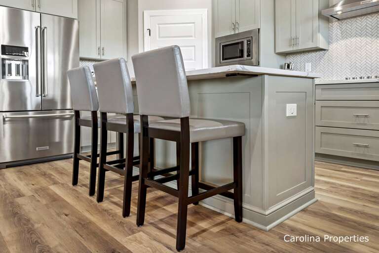 Eat-in kitchen with 3 seats