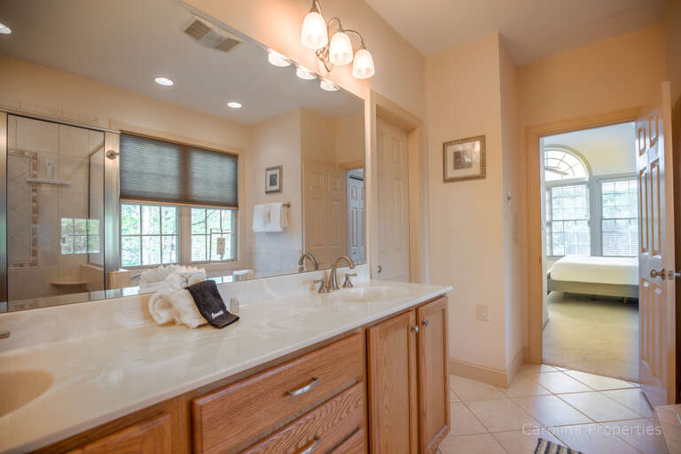Main level master bath