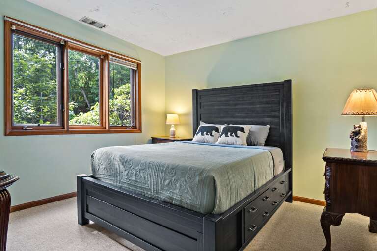 Bedroom with queen size bed