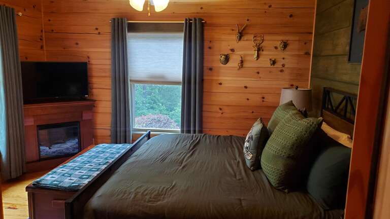 Additional bedroom on the main level with a king size bed. Additional bedroom on the main level with a king size bed.