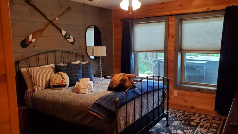 Lower level bedroom with queen size bed Lower level bedroom with queen size bed