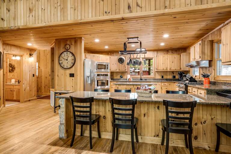 Eat-in counter with 7 chairs