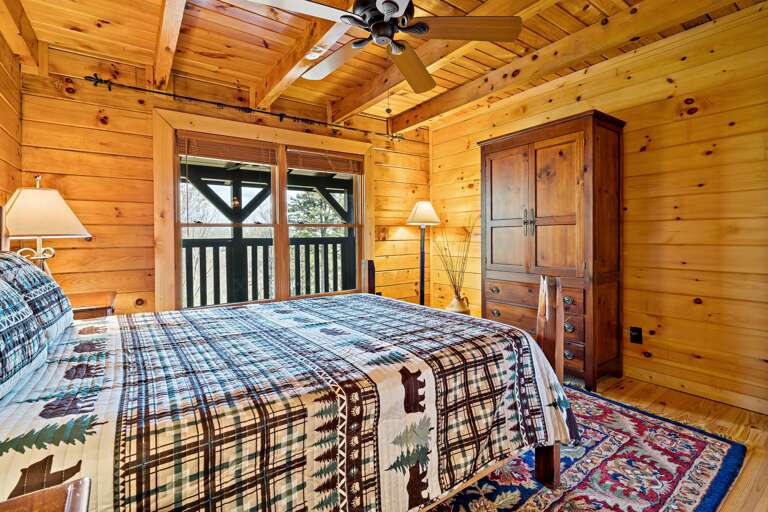 Queen bed in main level bedroom