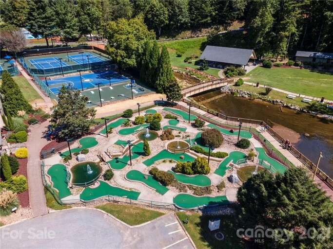 Rumbling Bald Resort Amenities