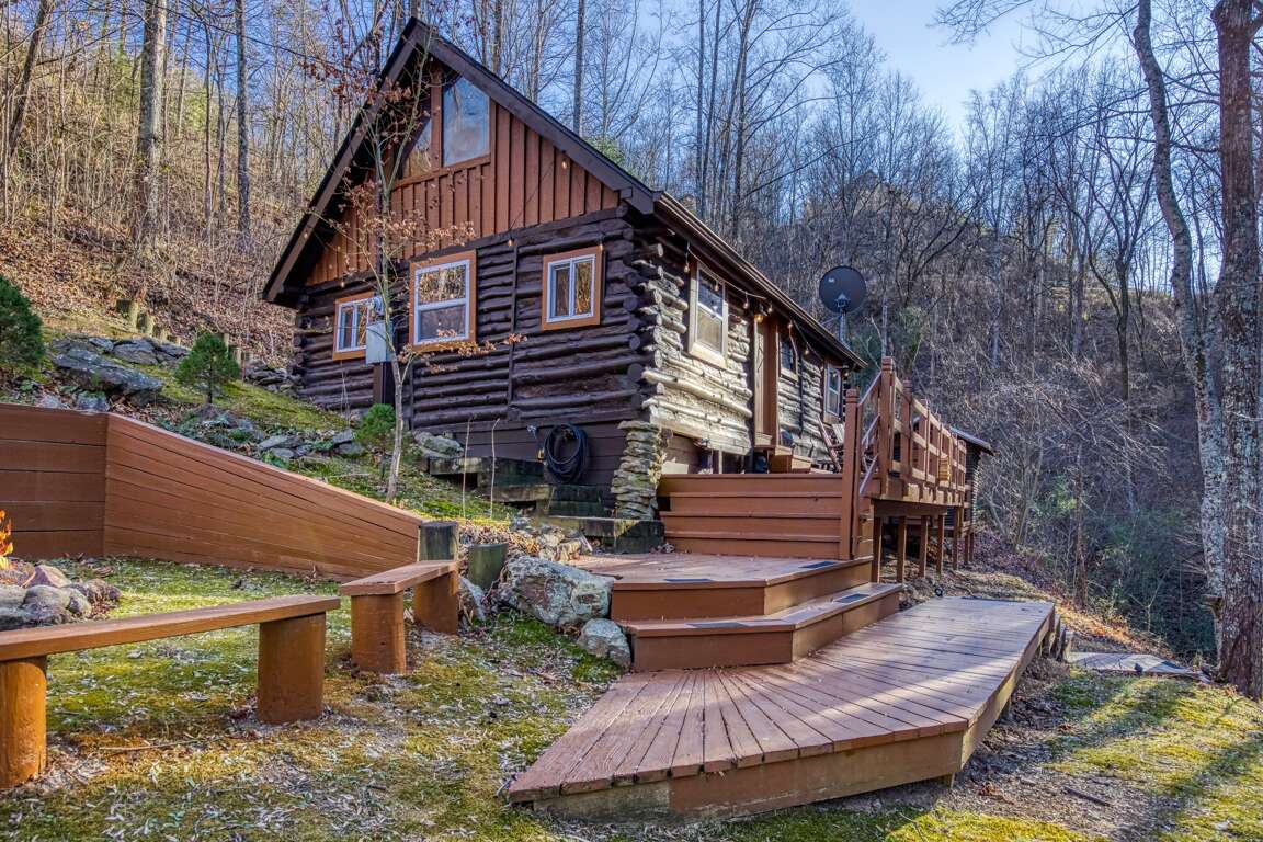 Cove Mountain Cabin with 2 Bedrooms for 4 Guests in Sevierville, TN