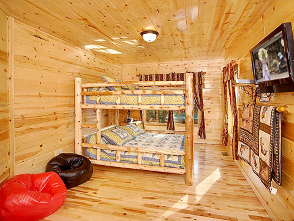 NATURAL WONDER Cabin in Gatlinburg, TN 4 Bedrooms Sleeps 11 Luxury Getaway